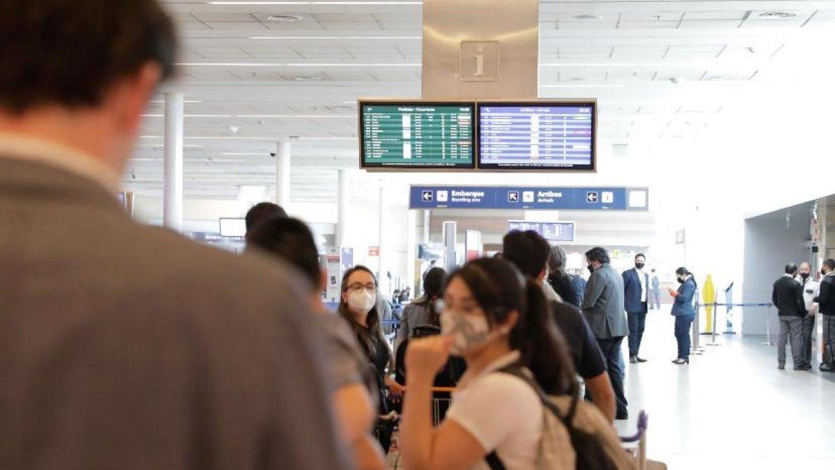 Desde todo el mundo se cancelan vuelos hacia Estados Unidos por la pandemia combinada con el temporal de viento y nieve 