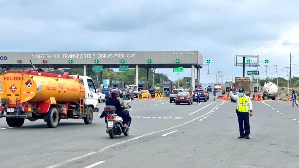 Controles. Los agentes de tránsito realizaron pruebas de alcoholemia en los Terminales Terrestres.