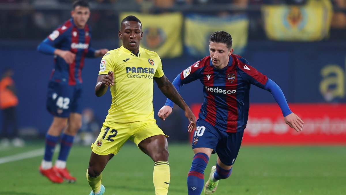 Pervis Estupiñán (i), marcapunta tricolor del Villarreal, jugó los 90 minutos.