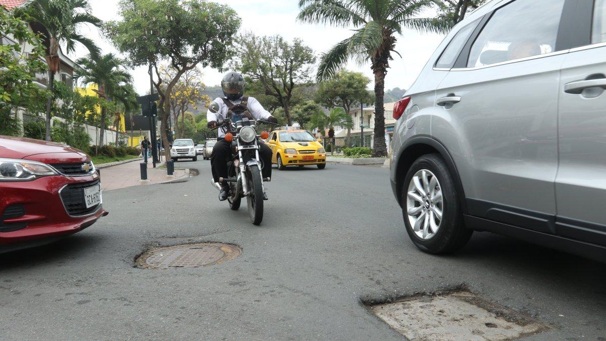 Las Monjas. En una extensión de cien metros, es posible ver al menos 7 desniveles en esta calle. Todos, en las alcantarillas.