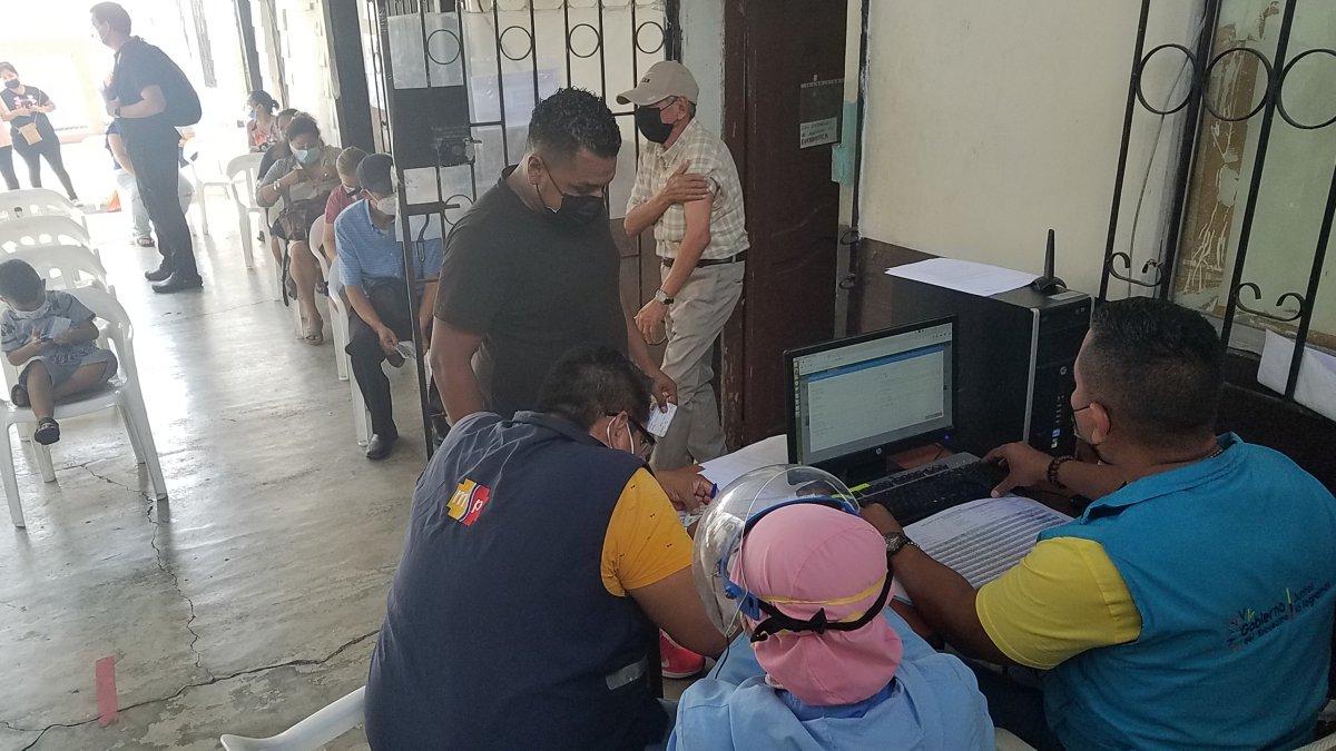 Ambiente en el centro de salud 1 de Guayaquil en la mañana de este lunes 3 de enero de 2022. Al lugar acudieron ciudadanos por su primera, segunda o tercera dosis de la vacuna contra la COVID-19.
