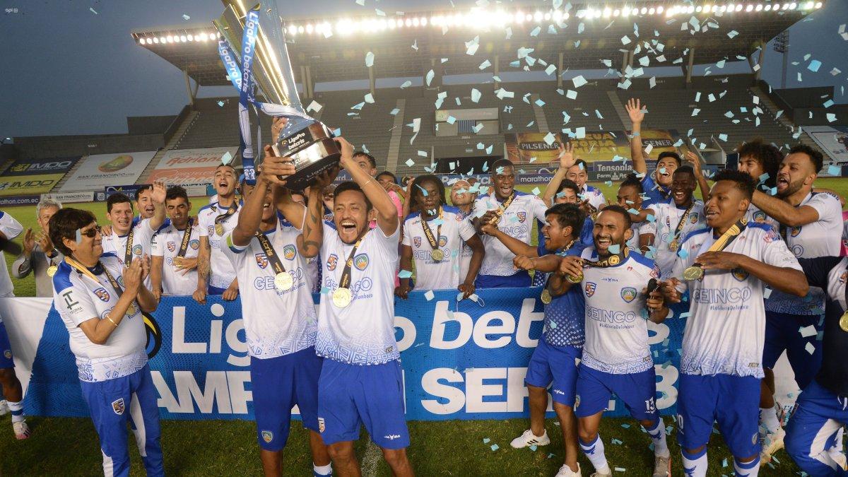 Del equipo que quedó campeón de la Serie B se renovó a la mitad de la plantilla. Fernando Hidalgo (c) sigue en el club.