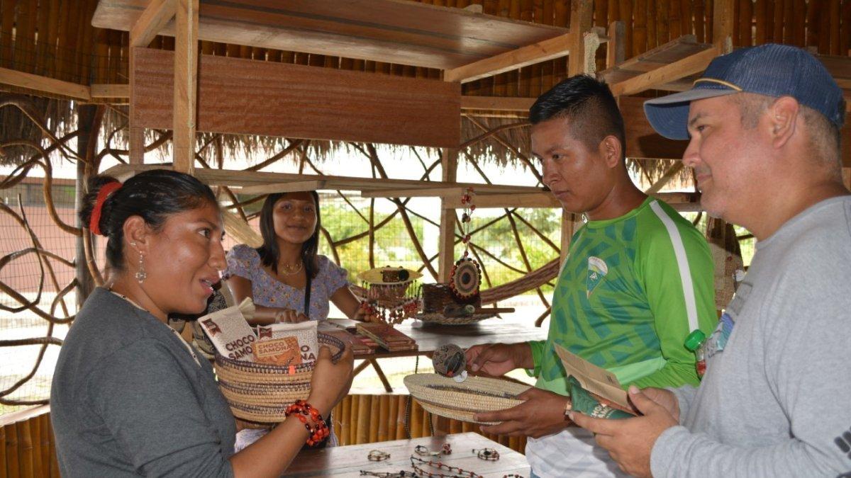 Todo lo que produce la madre naturaleza,  lo aprovechan para hacer artesanías. / 