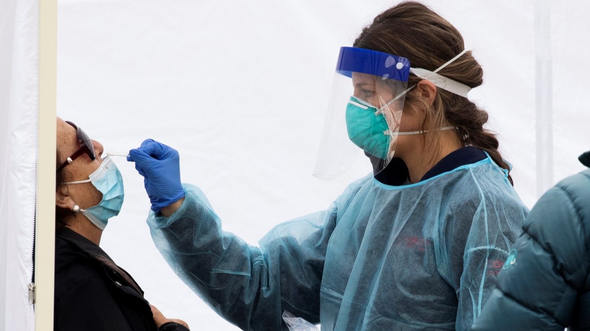 Fotografía de archivo de una enfermera mientras realiza una prueba de Covid-19 en Washington (EE.UU.)