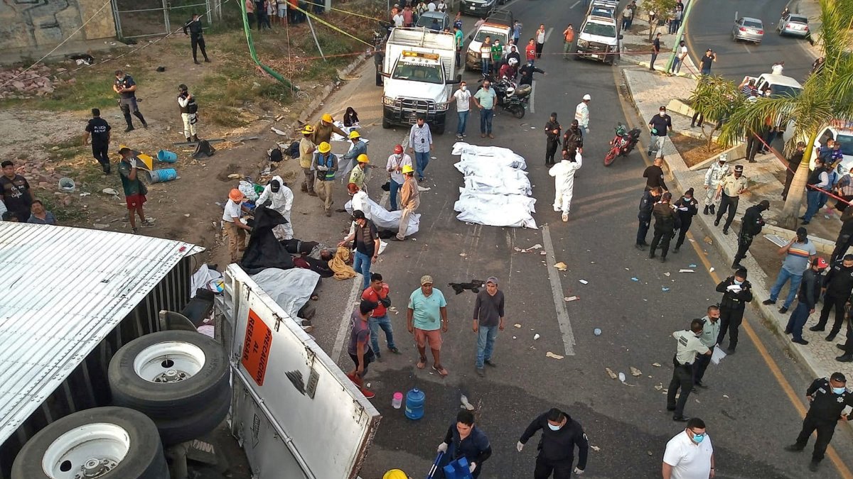 Siniestro. Rescatistas y autoridades trabajan en la zona del accidente de un camión donde viajaban migrantes, en el municipio Chiapa de Corzo, estado de Chiapas (México).