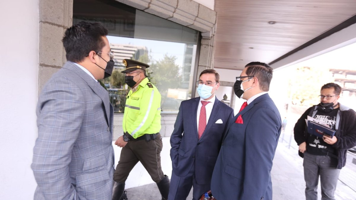 Diligencia. Carlos Alvear y Eduardo León, abogados de Rafael Correa y Fernando Balda, durante su ingreso a la Corte.