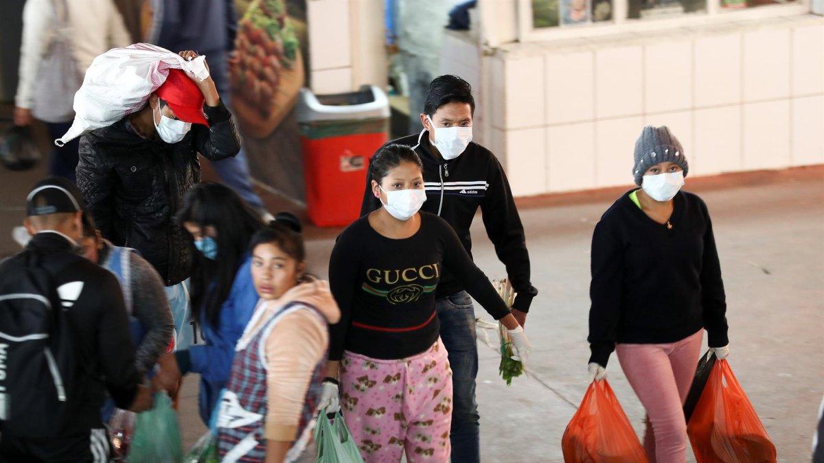 Ciudadanos ecuatorianos se acercan con mascarillas al Mercado de San Roque en el Centro Histórico de Quito (Ecuador), en una fotografía de archivo.