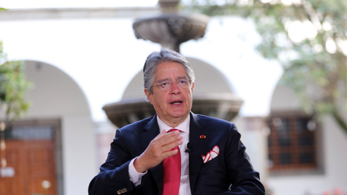 El presidente Guillermo Lasso hizo pública su intención de convocar a una consulta popular en una entrevista con la cadena de televisión Ecuavisa.