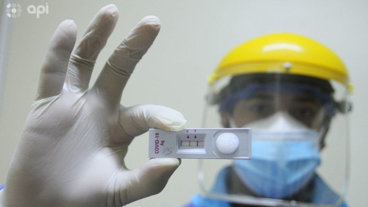 Un trabajador sanitario muestra una prueba de diagnóstico de COVID-19, cuya demanda ha crecido por la presencia de la variante ómicron