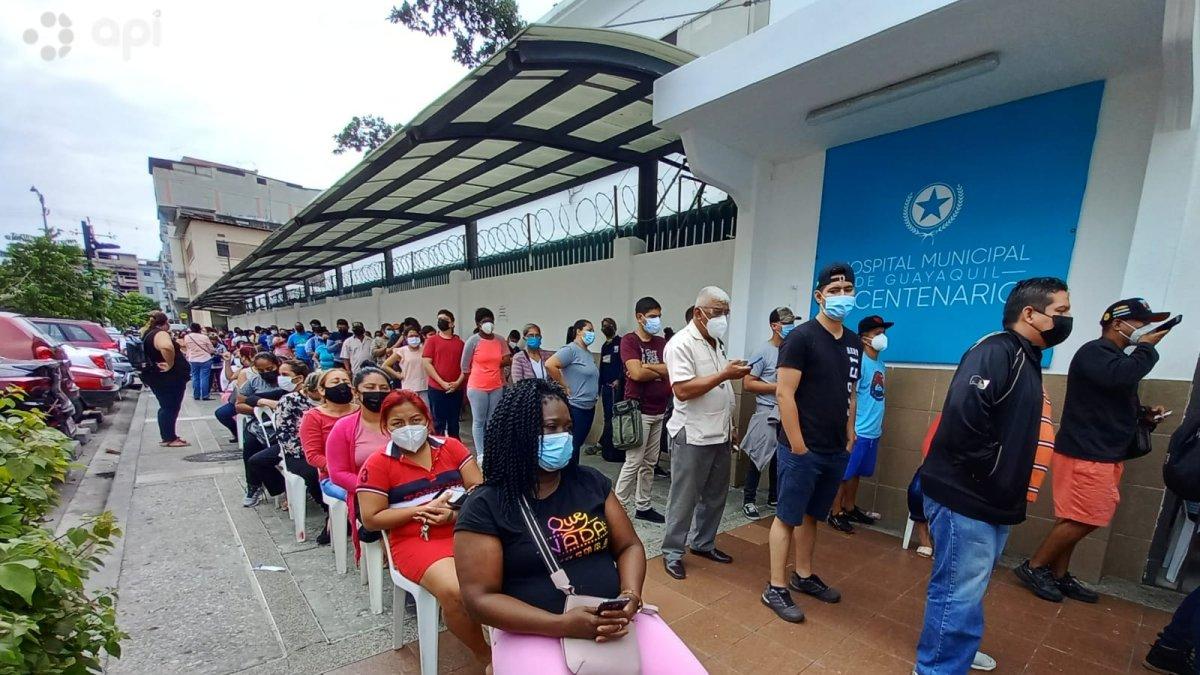 Cientos de personas acuden a realizarse pruebas de diagnóstico en centros públicos y privados de la ciudad, en medio de un nuevo brote de COVID-19.