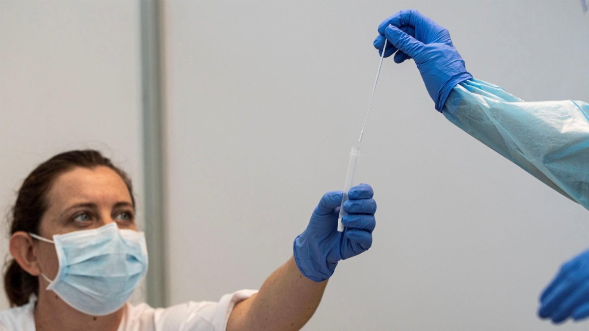 Imagen de archivo de una persona que recoge las muestras de pruebas de PCR.