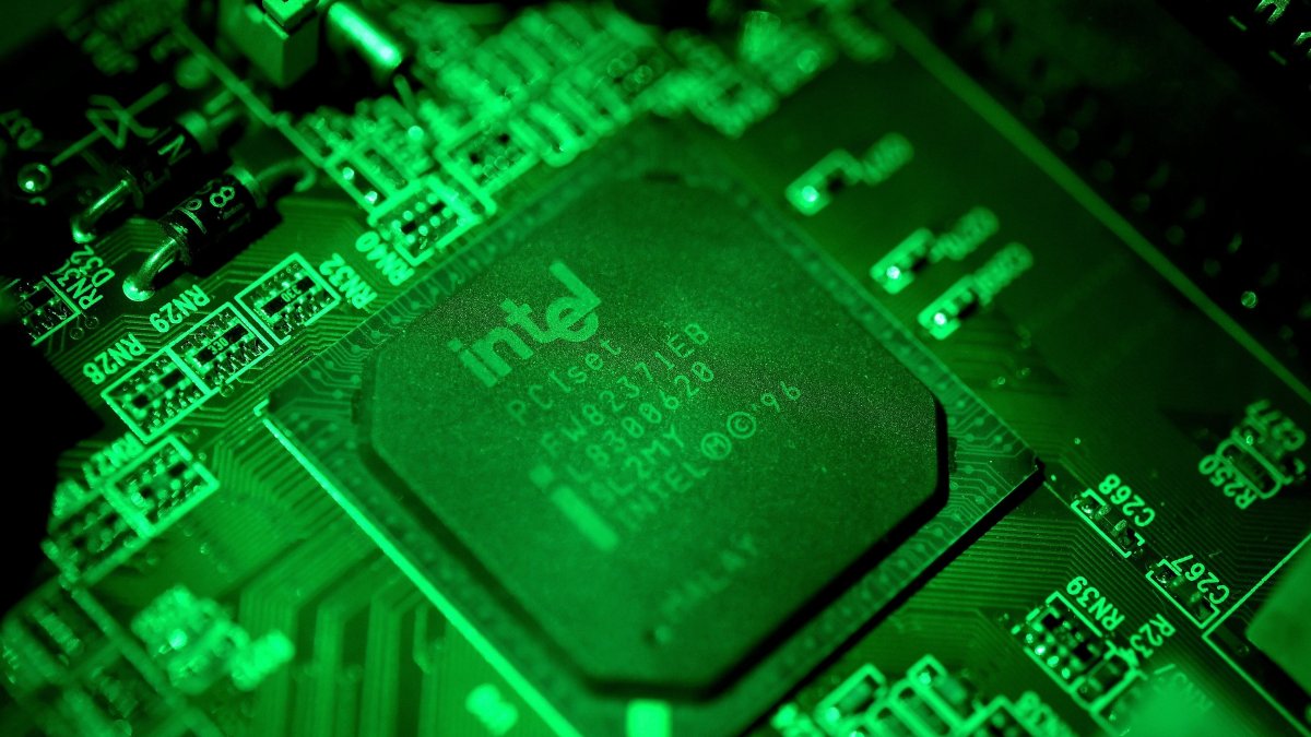 Vista de un chip de un ordenador de Intel, en una fotografía de archivo.