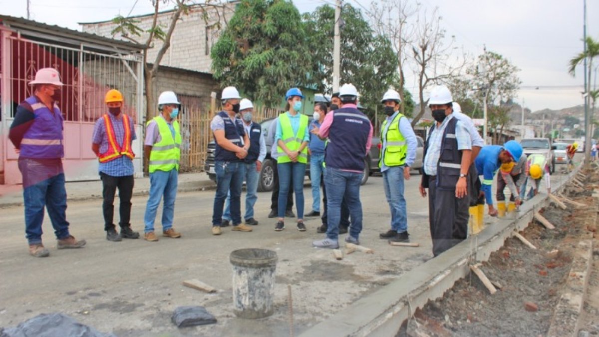 Funcionarios del MTOP y de la contratista recorrieron recientemente las obras