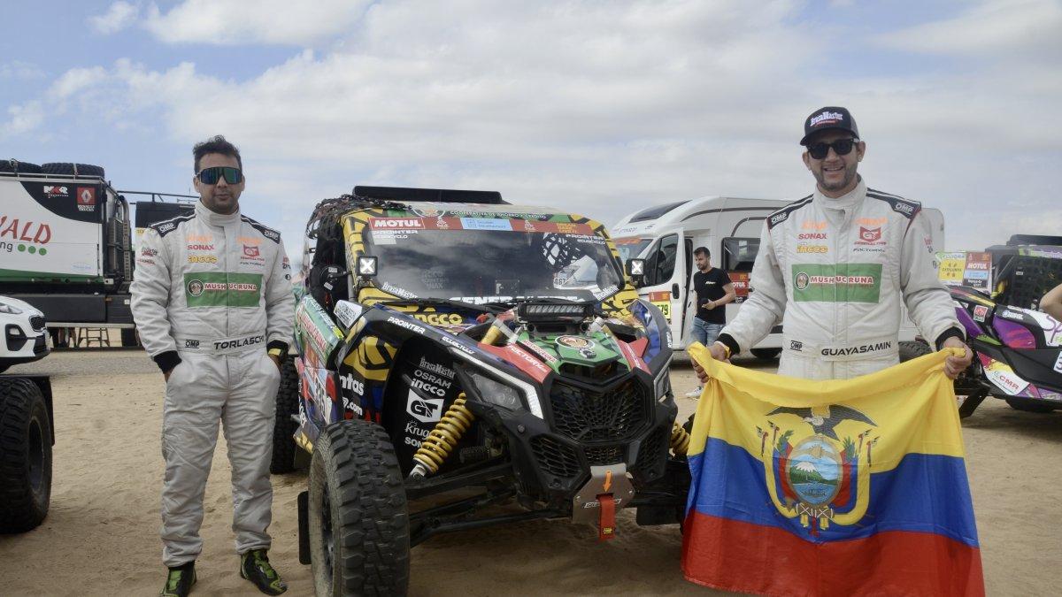 El piloto ecuatoriano Sebastián Guayasamín (derecha) tuvo una quinta jornada fructífera en el Rally Dakar.
