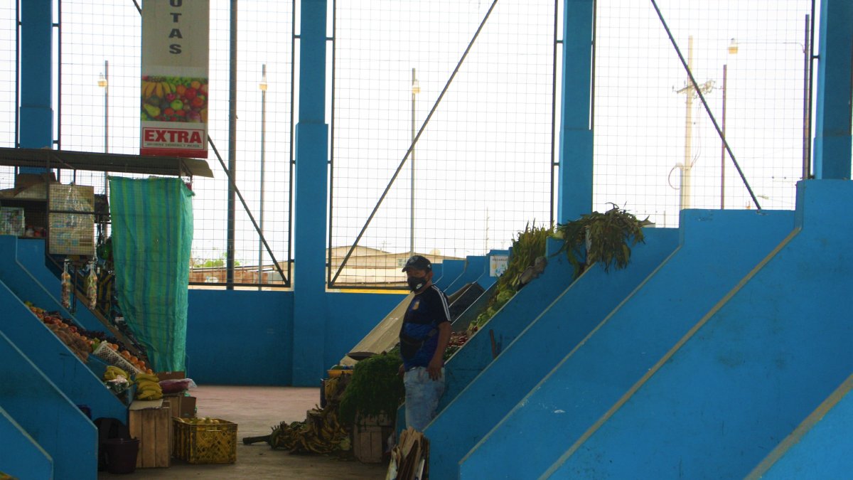 Mercado. Así, sin clientes, permanece el centro de abastos # 4. Ni por las fiestas de diciembre hubo más clientes en el lugar. En el mercado '25 de Septiembre' el panorama es igual.