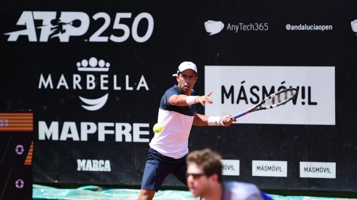 Gonzalo Escobar (i) se mantiene en el dobles mixto con la checoslovaca Lucie Hradecká .