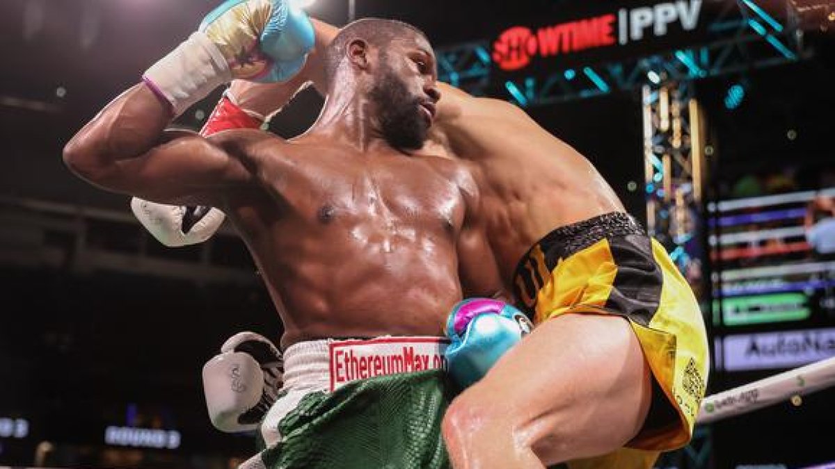 Mayweather en una de sus últimas exhibiciones en 2021 ante Logan Paul.