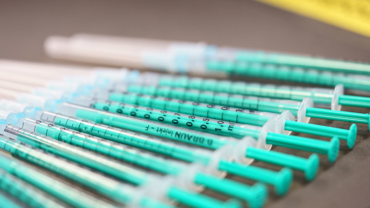 En el mundo se aplica actualmente cerca de dos docenas de vacunas diferentes contra el coronavirus./