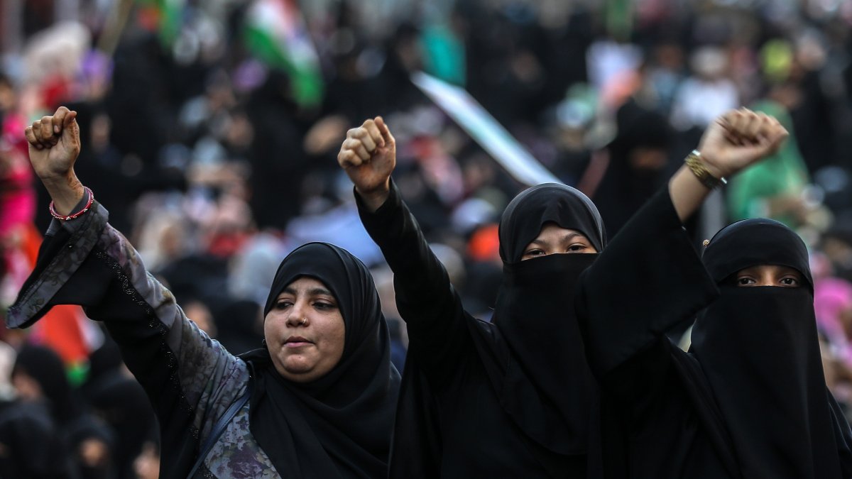 Un grupo de mujeres levanta el puño en señal de protesta. EFE