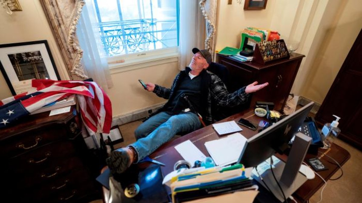 Uno de los manifestantes que se tomaron las instalaciones del Capitolio, hace un año.