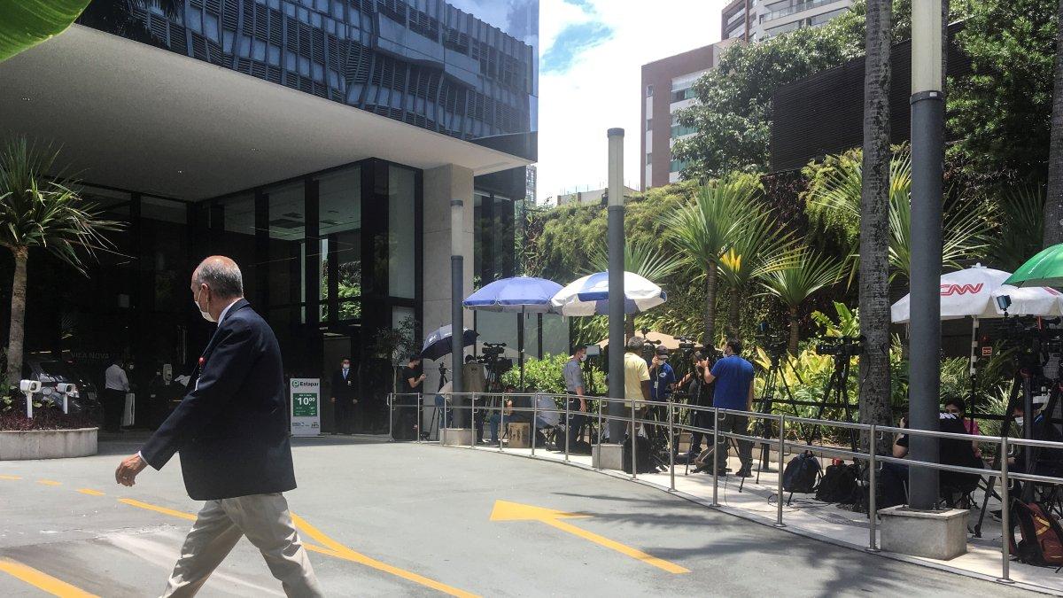 El l presidente de Brasil, Jair Bolsonaro, dejará hoy el hospital Vila Nova Star, de Sao Paulo, donde fue ingresado el fin de semana por un problema abdominal. 