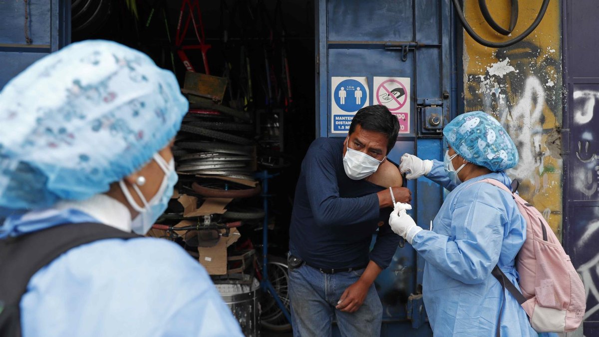 Imagen de archivo de brigadas de vacunación recorren el distrito de Villa El Salvador para aplicar la tercera dosis contra la Covid 19, en Lima (Perú).