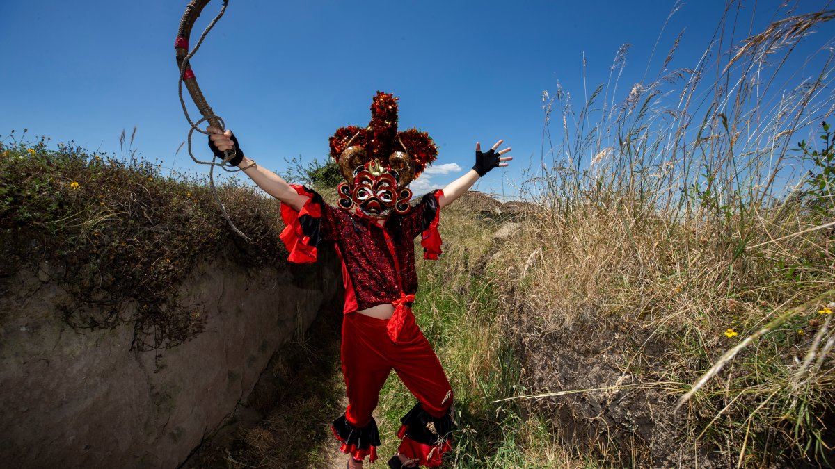 Danzantes de la Diablada de Pillaro recrean la tradicional danza en la ciudad de Pillaro