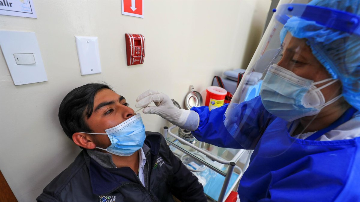 Un hombre se somete a una prueba PCR de detección de coronavirus, en el centro de Salud Pichincha Humana, en la ciudad de Quito, en una fotografía de archivo.