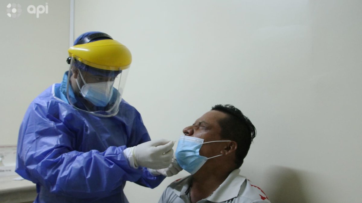Un usuario se realiza una prueba de diagnóstico en un centro de salud de Guayaquil,  en medio de un nuevo brote de COVID-19, el 4 de enero de 2022.