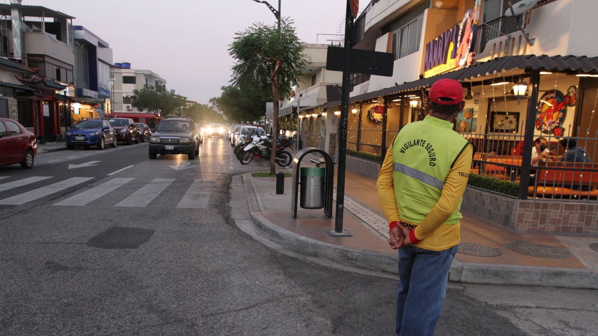 Los 'vigilantes seguro' se encargan de custodiar los carros de los comensales que llegan a los restaurantes ubicados en la avenida Miraflores. Ellos visten chalecos verdes como distintivo.