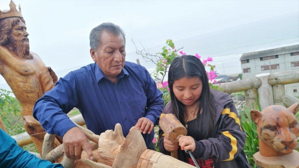 Silvino Tomalá lleva 34 de sus 62 años de vida esculpiendo la madera / Joffre Lino