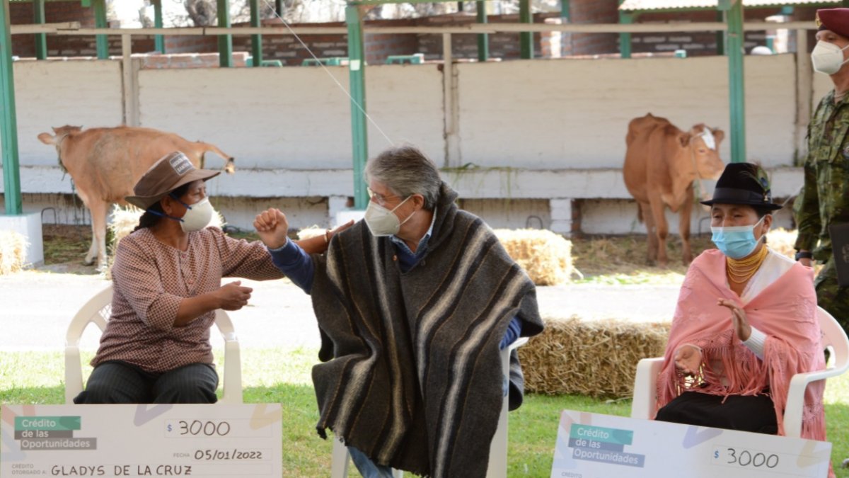 Guillermo Lasso entregó cheques simbólicos de créditos al 1 % y a 30 años plazos en Latacunga.