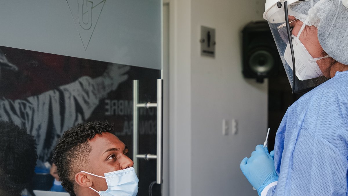 Djorkaeff Reasco se somete a la prueba médica en el estadio Rodrigo Paz, previo a los trabajos de la pretemporada en Pomasqui