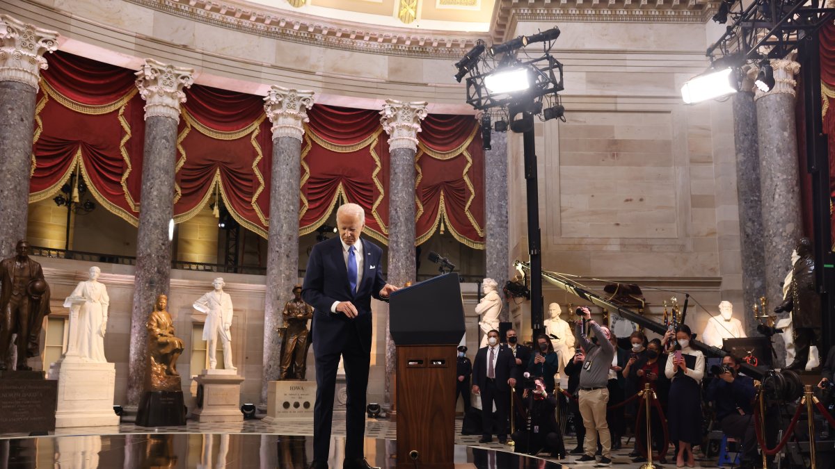 El presidente Joe Biden dio un discurso al conmemorarse el primer aniversario de la toma del Capitolio.