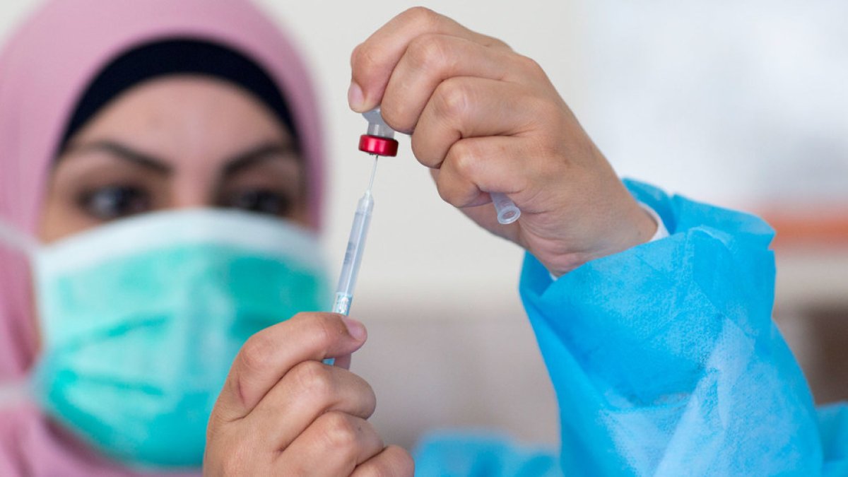 Las fórmulas creadas contra el virus aplican para todas las variantes de este, asegura la OMS