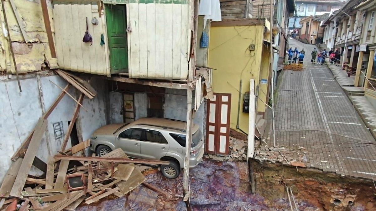 Afectados. Al menos cuatro casas colapsaron por el hundimiento en Zaruma.