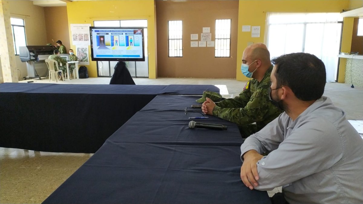 El alcalde Jhansy López, en la reunión en la que Lasso lo increpó.