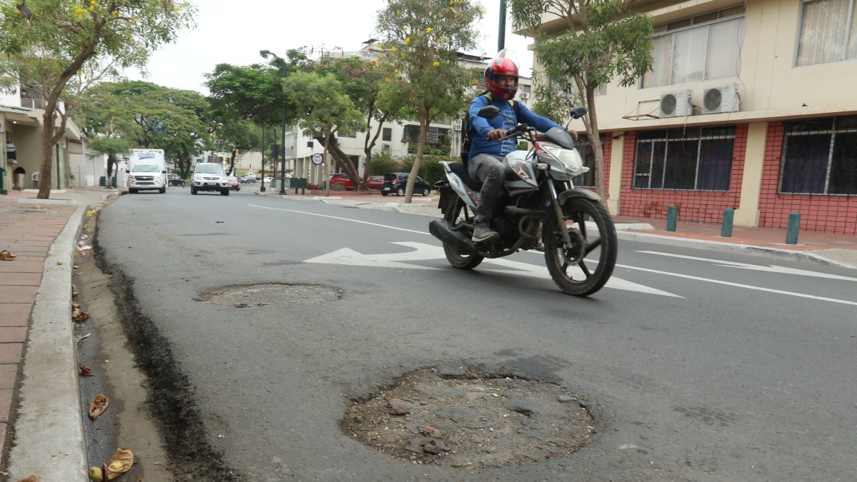Panorama. Así permanecen algunas cubiertas en las calles de Urdesa.