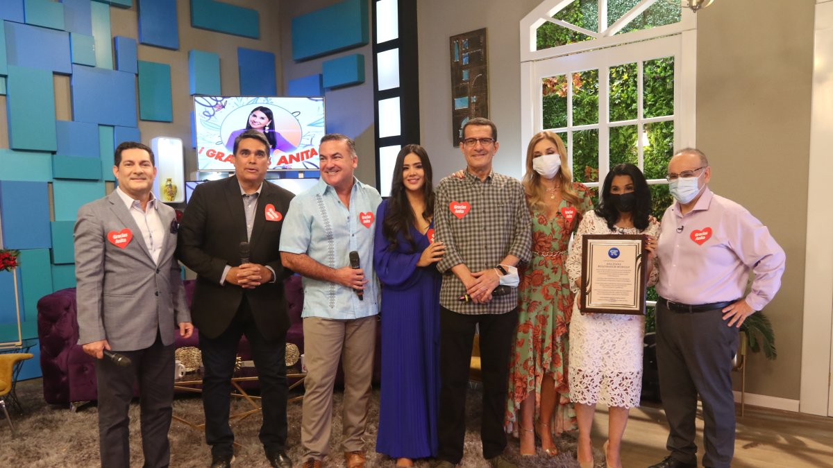 Rafael Cuesta le entregó una placa. Ellos junto a Jorge Rendón, Diego Arcos, Gustavo Navarro, Michela Pincay, Polo Baquerizo y Rocío Cedeño.