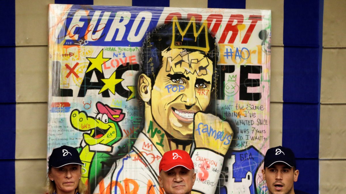 El hermano del deportista, Djordje Djokovic señaló que Novak no desea regresar hasta la decisión, previsiblemente el lunes, de un tribunal australiano sobre su visado, que las autoridades de Australia le revocaron anoche.