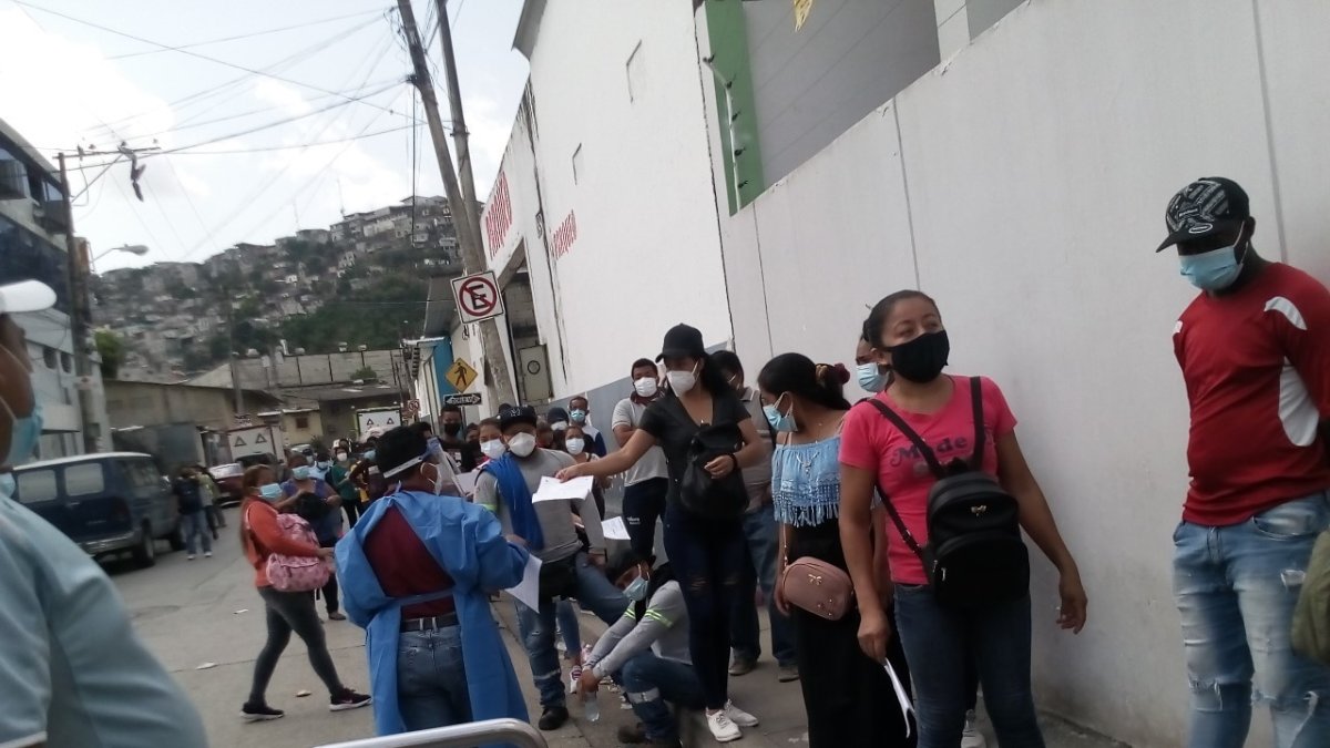 La mañana de este jueves 6 de enero de 2022, decenas de afiliados aguardaban por entrar a hacer el trámite.