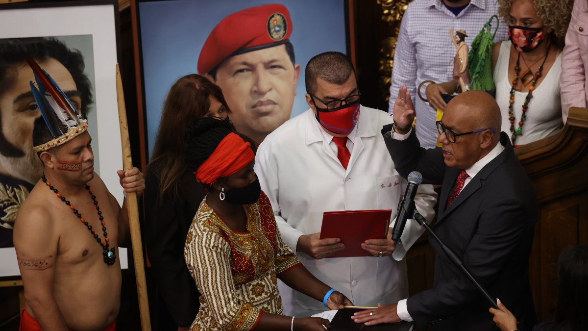 El presidente de la Asamblea Nacional, Jorge Rodríguez (d), participa en una ceremonia simbólica en la cual juramenta su cargo.  Miguel Gutiérrez