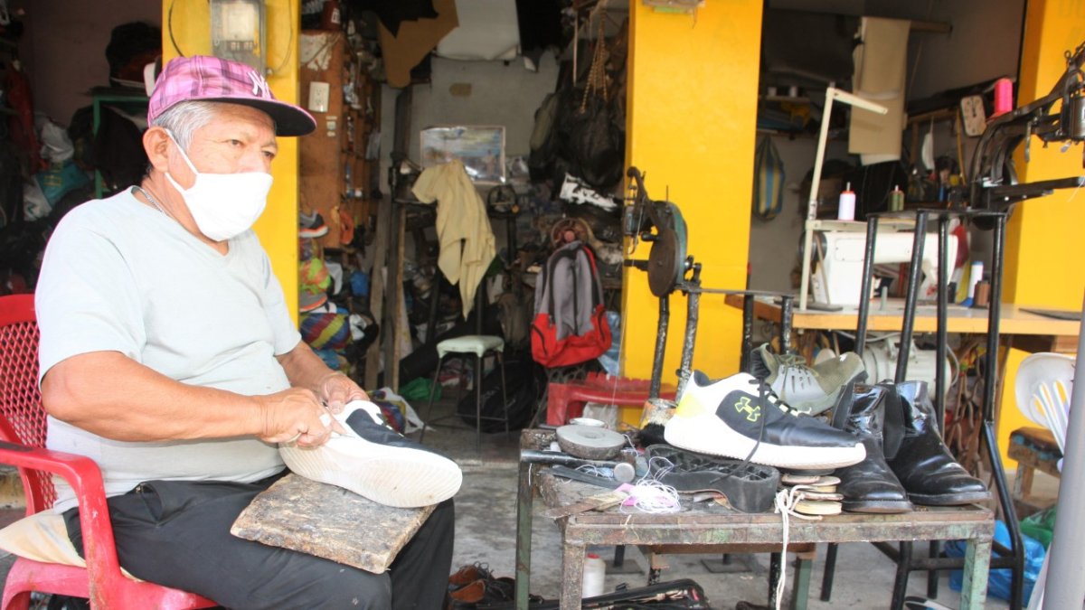 Luis Perero ganó fama haciendo calzados. Ahora solo remienda ante el bajón de pedidos para crearlos./ Joffre Lino