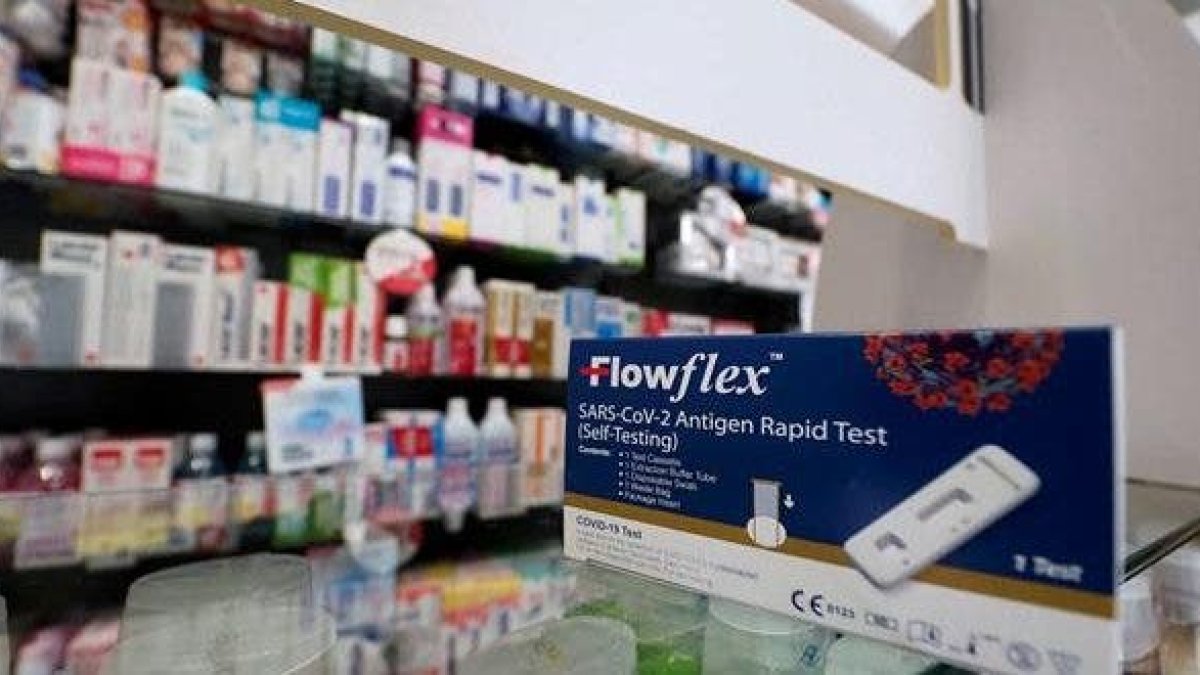 Vista de los test de autodiagnóstico de la covid-19 que se venden sin receta en una farmacia de Valladolid, España, en julio de 2021.