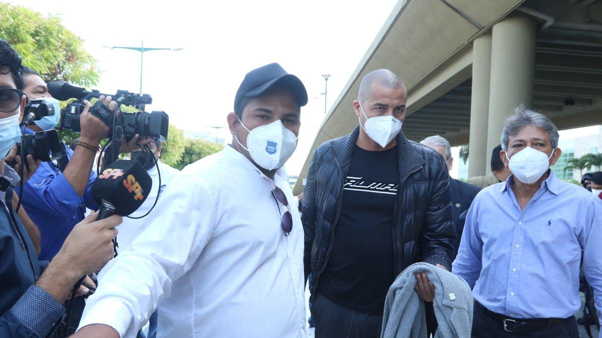 David Trezeguet (c), a su arribo al Puerto Principal.