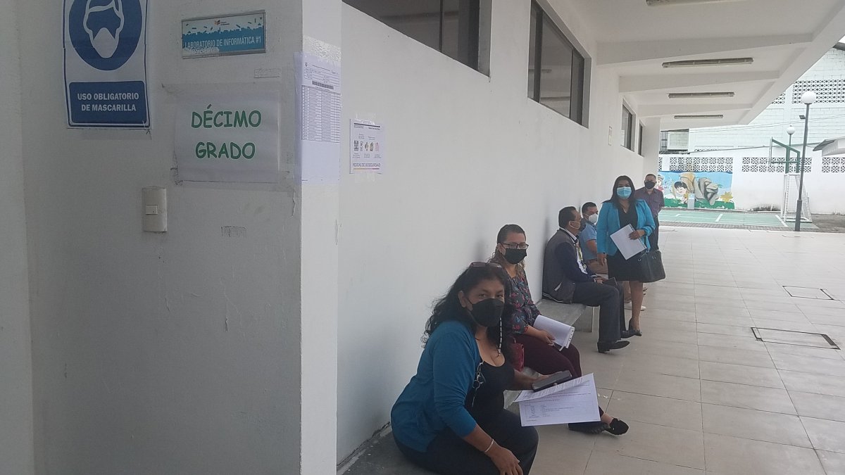 Un grupo de maestros que aspiran a ser directivos de unidades educativas y colegios espera su turno para rendir las pruebas de aptitudes, el 14 de diciembre de 2021. en Guayaquil.