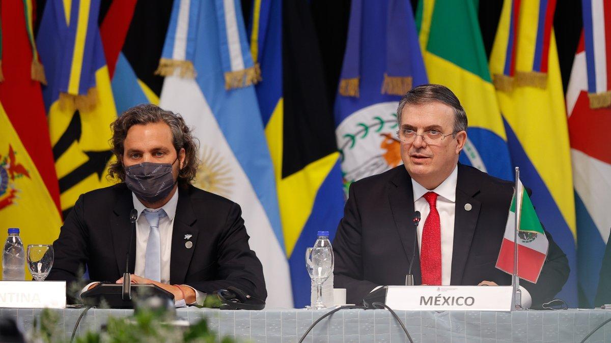 El canciller mexicano, Macelo Ebrard (d), y su homólogo argentino, Santiago Cafiero (i), participan en la Cumbre de la Celac, hoy, en Buenos Aires (Argentina).