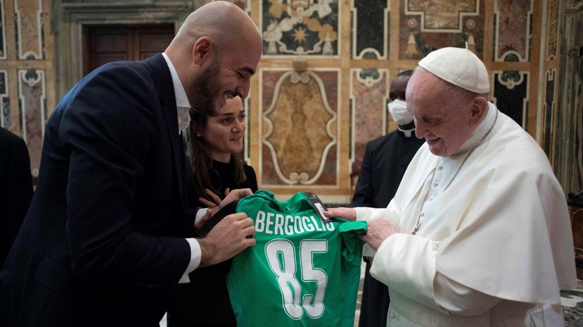 El pide dice que no hay que tener miedo de elegir la vía de la adopción. / EFE