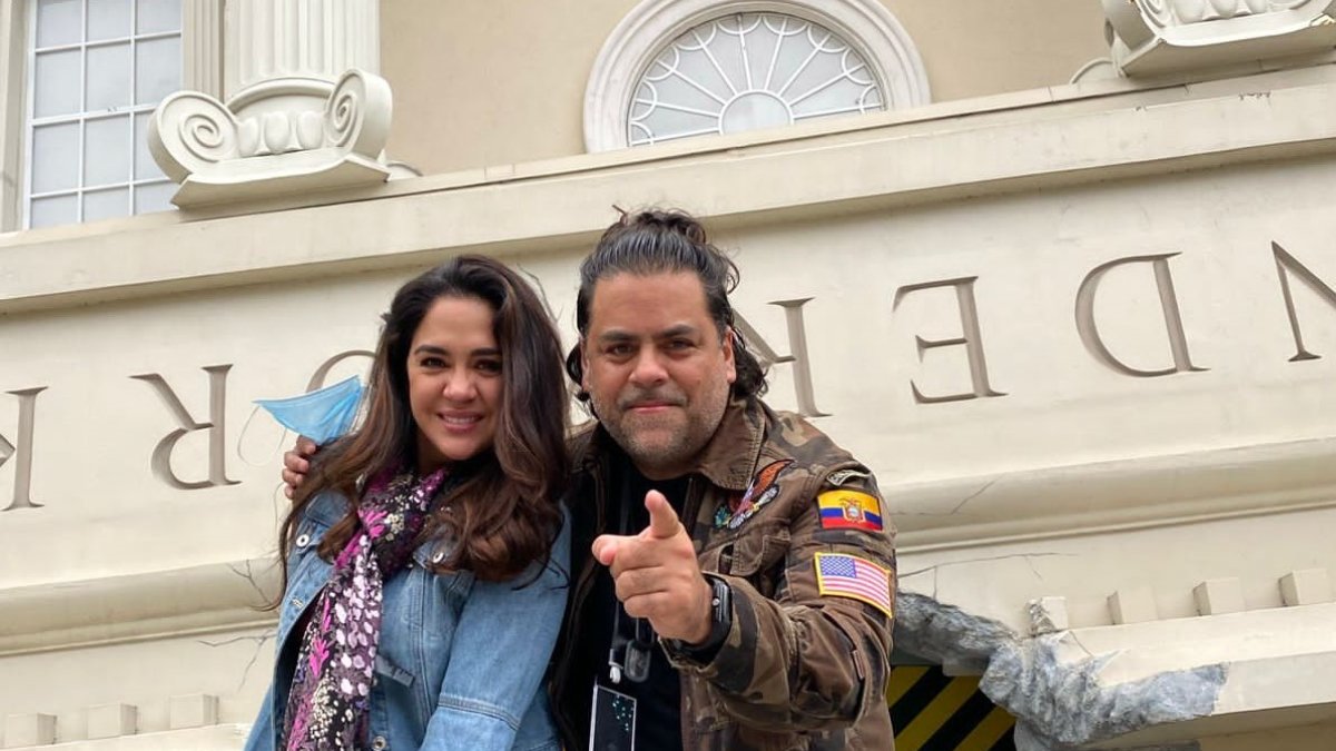 Flor María junto a su esposo Roberto Chávez, quien también es su mánager.