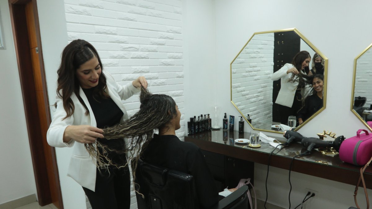 Mileidy procura realzar la belleza de sus clientas a través de un tinte personalizado.